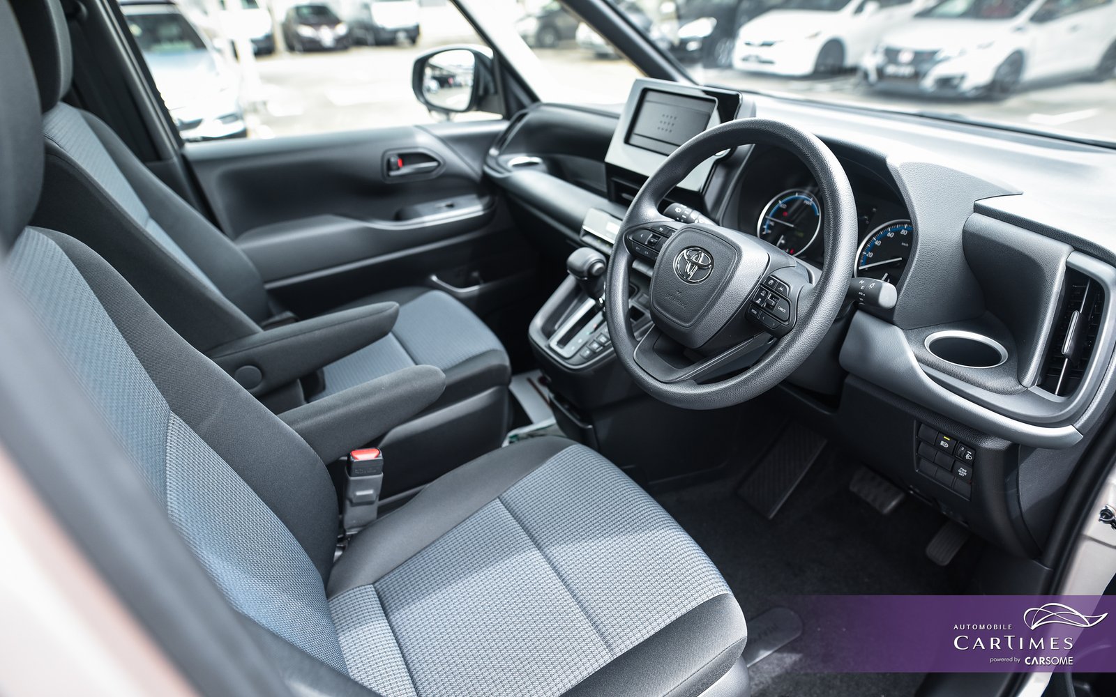 Toyota Noah Hybrid photo 8